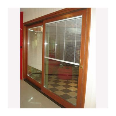 China Diseño de elevador y puerta corredera de madera americana de alta calidad con persiana blanca interna en venta