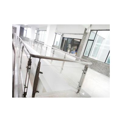 China Sistema de barandillas de techo de balcón de acero inoxidable para tubos cuadrados de vidrio en venta