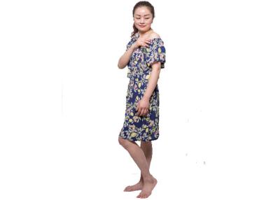 Chine En imprimant les pyjamas froissés de satin de dames habillez sous peu avec Smocked à l'épaule à vendre
