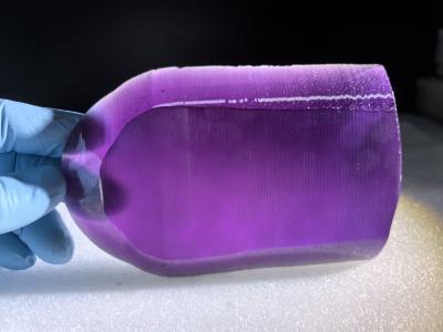China Fabricado em laboratório, cortado livremente, roxo 99,999% safira cristal único para pedras preciosas à venda