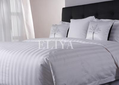 China Streifen-Luxushotel-Bettwäsche 100% stellt der Baumwolle3cm 200TC gestickten Hotel-Bett-Satz ein zu verkaufen