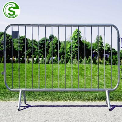 China Hot dipped galvanized cross fixed leg construction lighted barricades for concert for sale