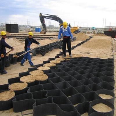 中国 プラスチック壁の保持は保護ジオセル砂利を敷く安定装置の網に傾斜する 販売のため