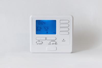 Chine Intoxiquez le thermostat d'appareil de chauffage de mur, thermostat de Digital pour la tension sately BASSE 24V de chauffage électrique à vendre
