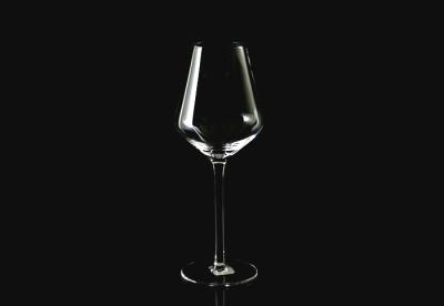 China Bar 520ml 265mm Hand Blown Lead Free Crystal Wine Glasses Rounded Body Clear for sale