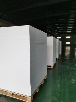 China Tablero de la espuma del PVC Celuka de la anchura de la prenda impermeable 1220m m para el armario de cocina en venta
