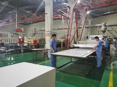 Китай Водостойкий PVC мебели 30 kJ/m2 пенится доска для шкафа продается