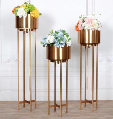 中国 Luxury vase gold metal decorative flower vase with metal stand perfects for wedding decor 販売のため