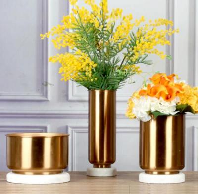 China OEM que pinta o cilindro chapeado do vaso de flor ouro decorativo com mármore à venda