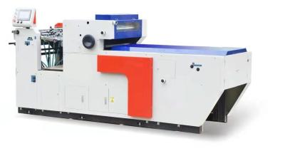 China Formato pequeno automático que enverniza o ponto da máquina de revestimento e UV total à venda