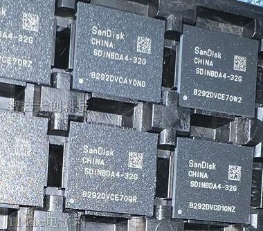 China Componentes en línea de Chip Electronic IC del microcontrolador de la electrónica de SDINBDA4-32G en venta
