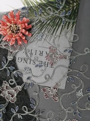 China La hembra viste la tela bordada floral del cordón para señora Garment en venta