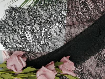 China Tulle negra estructuró la tela negra francesa del cordón de Chantilly en venta