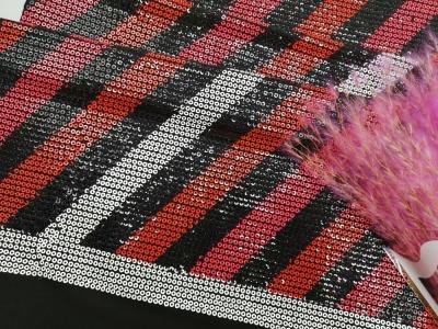 China Tela bordada impresa linear coloreada partido del cordón de la lentejuela en venta