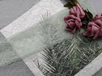 Chine Le tissu de dentelle attaché par polyester 100% a adapté le tissu aux besoins du client brodé de couleur à vendre