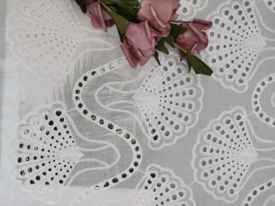中国 白い花嫁のレースの貝パターンはアイレット生地の100%の綿を刺繍した 販売のため