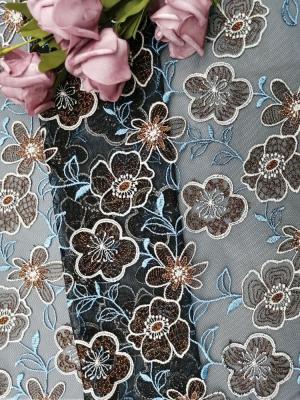 China El cordón floral coloreó el paño de la ropa de las mujeres de la tela del bordado en venta