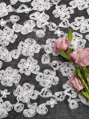 中国 刺繍されたレースの生地の白く黒い対照色の花は生地のアップリケ刺繍の生地をひもで締める 販売のため