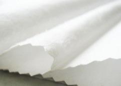 中国 産業ワイプの布は膨らんだNonwoven生地Cuttable通気性の10を- 150gsm溶かす 販売のため