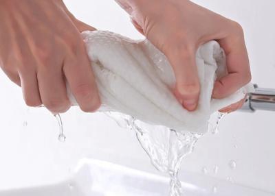 China Tela no tejida viscosa 170gsm de Spunlace del poliéster para las servilletas mojadas en venta