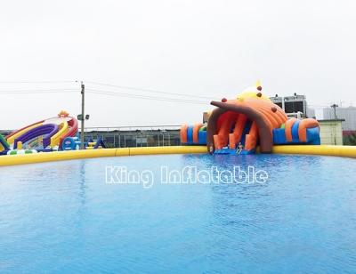 China Piscina inflável amarela grande do parque inflável gigante da água do tubarão com corrediças à venda