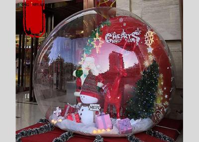 China Decorações de natal infláveis ​​infláveis ​​com globo de neve ao ar livre com ventilador de ar de 250 w à venda