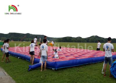 China Los juegos inflables del deporte de la carrera de obstáculos al aire libre roja, 5K inflable corren las carreras para los adultos en venta