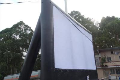 中国 防水裏庭の送風機が付いている屋外の膨脹可能な映画スクリーン 販売のため