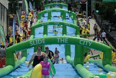 China Corrediça inflável exterior longa personalizada da cidade do jogo dos esportes de água de 100m para adultos à venda