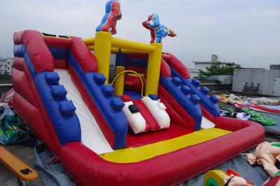 China O dobro toma partido corrediça de água inflável combinado do divertimento do parque das crianças da pintura do herói à venda