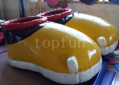 China Gelbe aufblasbare Schuhe PVCs für gehenden Renninteressanten aufblasbaren Fußballplatz zu verkaufen