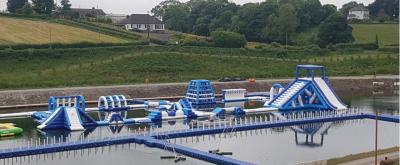 China Jogos infláveis personalizados do esporte de água do parque da água do curso de obstáculo à venda