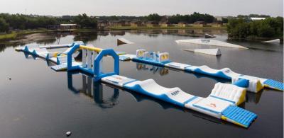 China Juego de salto flotante inflable del deporte de la carrera de obstáculos del parque del agua del OEM en venta