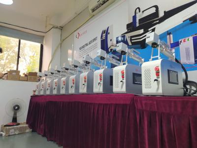 Cina Doppia macchina portatile 7000mm/Min For Rust Removal di pulizia del laser della testa 30W dell'analizzatore in vendita
