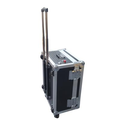 Cina caso dei bagagli macchina di rimozione della ruggine del laser da 100 watt con la pistola tenuta in mano del laser in vendita