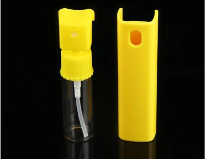 Chine Pulvérisateur jaune de pompe du parfum 20ml, mini bouteille en plastique de jet avec Shell en plastique à vendre