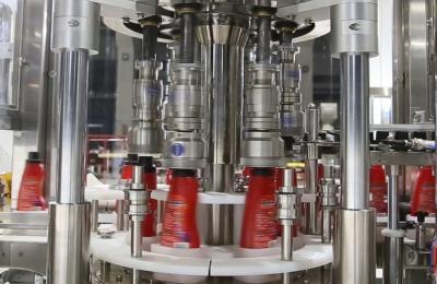 Chine Trois machine de capsulage de bouteille automatique de la minute 2000 BPH de structure de griffes à vendre