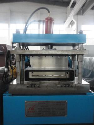 Chine 5 tonnes de petit pain de cadre en acier formant la machine, machine Decoiler manuel 15KW de laminage des métaux de feuille à vendre