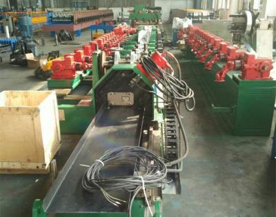 China Rolo de alta velocidade do Purlin do corte da mosca que forma a máquina com condução da caixa de engrenagens de dois lados à venda