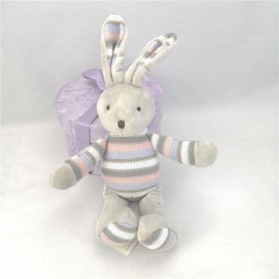 中国 ODM OEM Gift Custom Colorful Knitted Toy Polyester Stuffed Striped Plush Rabbit Toy 販売のため