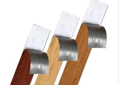 Chine Le projet de construction emploient la couche 2.0mm peau d'usage de 0.07mm et le plancher en bois de planches de vinyle de bâton à vendre