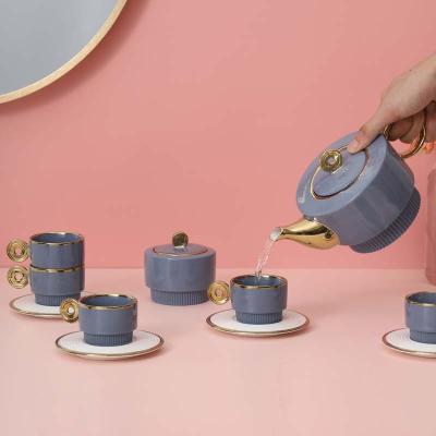 中国 Luxury Arabian Tea Pots Set Porcelain Ceramic Black and Gold Tea Pot for Home Decor 販売のため
