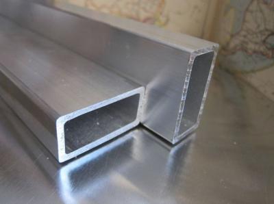 中国 6063 T5アルミニウム正方形の管90度の折り曲げられるアルミニウム正方形の箱の管 販売のため