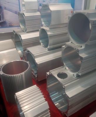 Chine Barre en aluminium d'extrusion profils de l'extrusion T5 de finition en aluminium de moulin de 6063 à vendre