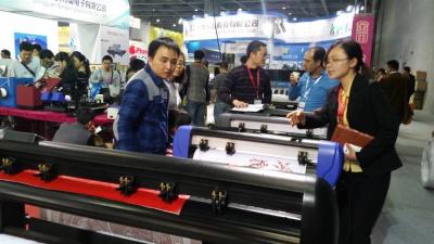 China Advertising Cutter Plotter Machine Low Noise With Grit Feed Roller for sale