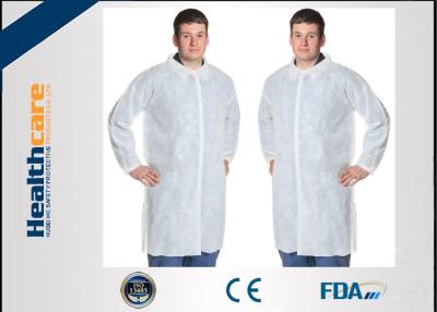 中国 ポリプロピレンの編まれた袖口が付いている使い捨て可能な実験室のコートおよび青か白い色にボタンをかけるため 販売のため