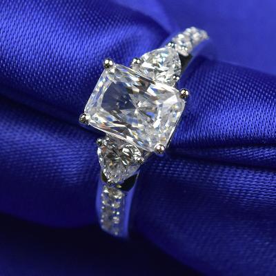 China Aneis de diamante personalizados 2cts de corte esmeralda de Moissanite com cor branca à venda