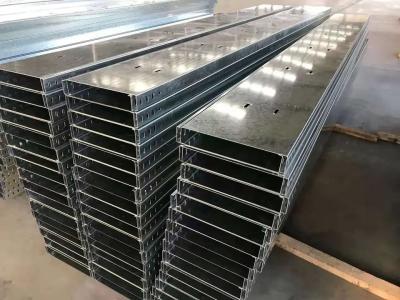 China Instalação de parafusos Bandeja de cabo perfurada galvanizada por imersão a quente 1,5-2,5 mm de espessura à venda