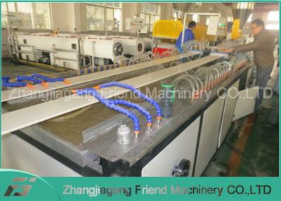 China placa de Wpc da capacidade 80-150kg/H que faz a máquina, linha de produção da placa da espuma de Wpc à venda