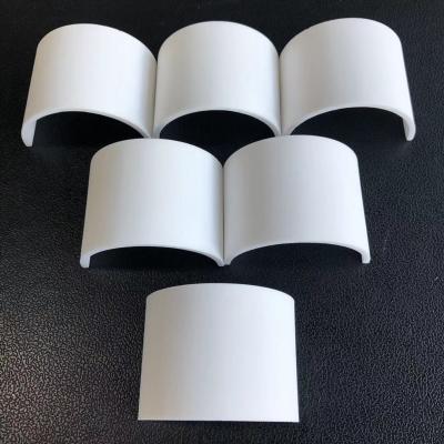 China Substrato de cerámica curvado del alúmina de cerámica del alúmina 1500C 95 para la resistencia térmica del aislamiento en venta